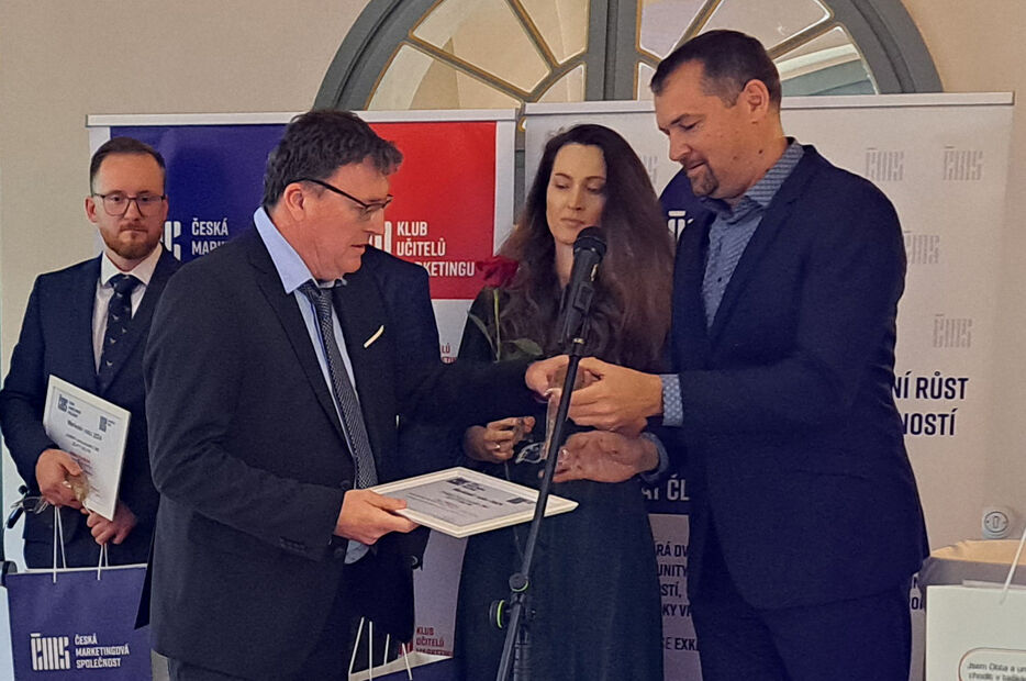 Ing. Jan Filipovič, Templářské sklepy Čejkovice, přebírá ocenění Malý zlatý delfín (Foto: Ing. Jan Rott) Ing. Jan Filipovič, Templářské sklepy Čejkovice, přebírá ocenění Malý zlatý delfín (Foto: Ing. Jan Rott)