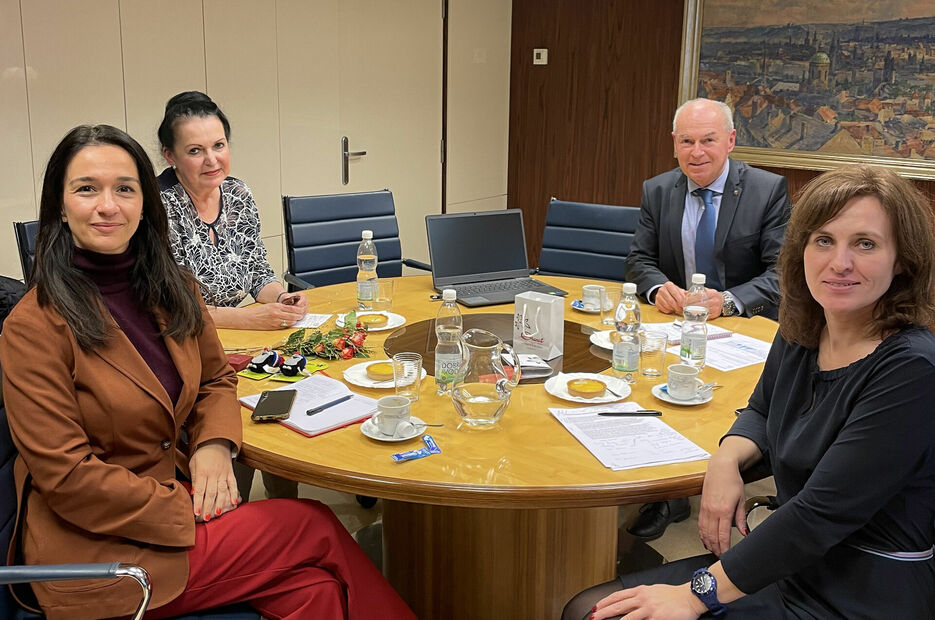 Zleva: Diana Dovgan (CICOPA/CECOP), Ing. Věra Řeháčková (SČMVD), Ing. Leo Doseděl (předseda SČMVD), Ing. Soňa van Deelenová (generální ředitelka SČMD). Zleva: Diana Dovgan (CICOPA/CECOP), Ing. Věra Řeháčková (SČMVD), Ing. Leo Doseděl (předseda SČMVD), Ing. Soňa van Deelenová (generální ředitelka SČMD).