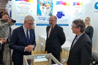 Vicepremiér a ministr průmyslu a obchodu Karel Havlíček v expozici družstva OTAVA Písek na veletrhu AMPER 2026