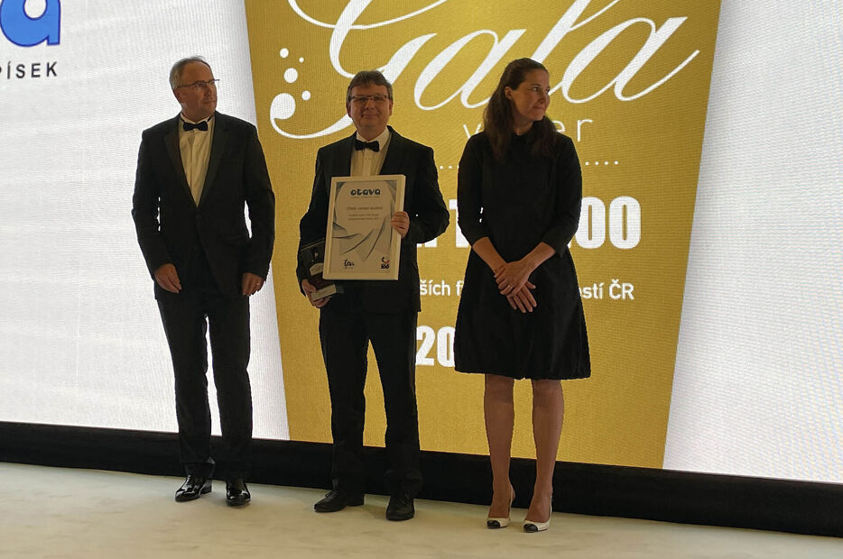 Uprostřed: Milan Hanus, předseda družstva OTAVA Písek (Foto: Ing. Leo Doseděl)