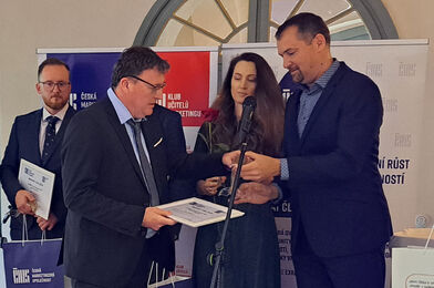 Ing. Jan Filipovič, Templářské sklepy Čejkovice, přebírá ocenění Malý zlatý delfín (Foto: Ing. Jan Rott)