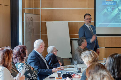 Bariéry a mosty: Jak efektivněji propojovat talent OZP s volným trhem práce?