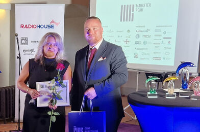 Z předávání ocenění – Miroslava Kudrnová, obchodní a marketingová ředitelka Druchema Praha, a David Jareš, předseda Klubu výrobních družstev ČMA (Foto: archiv SČMVD)